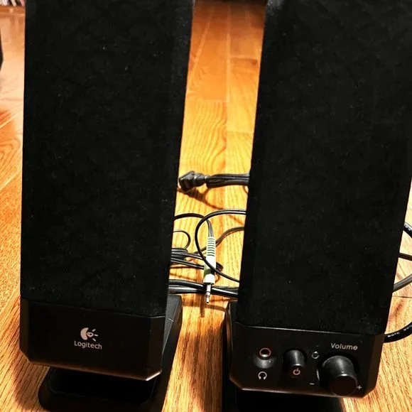 Logitech R-10 Stereo PC Speakers - Picture 2 of 4